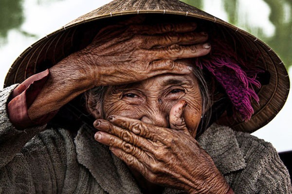 Picture of over 70-year-old boat rower, Bui Thi Xong by French photographer Réhahn Croquevielle